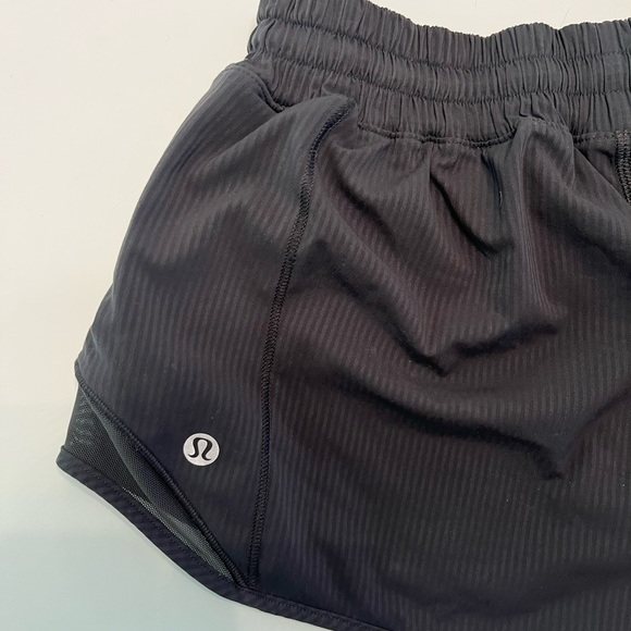 LULULEMON - DARK GREY SEERSUCKER SHORT / Size 4 / 2.5” Inseam - Picture 2 of 2